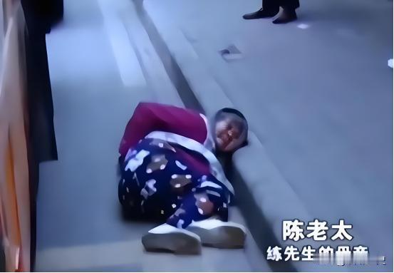 2014年，75岁大妈摔倒没人敢扶，好心的公交车司机将大妈送到医院救治，没曾想帮