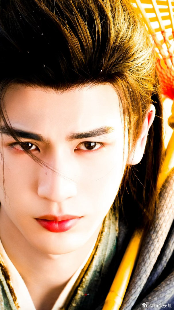 张凌赫一出场就对味了 张凌赫一出来氛围感直接封神，颜值和仪态都无可挑剔，简简单单