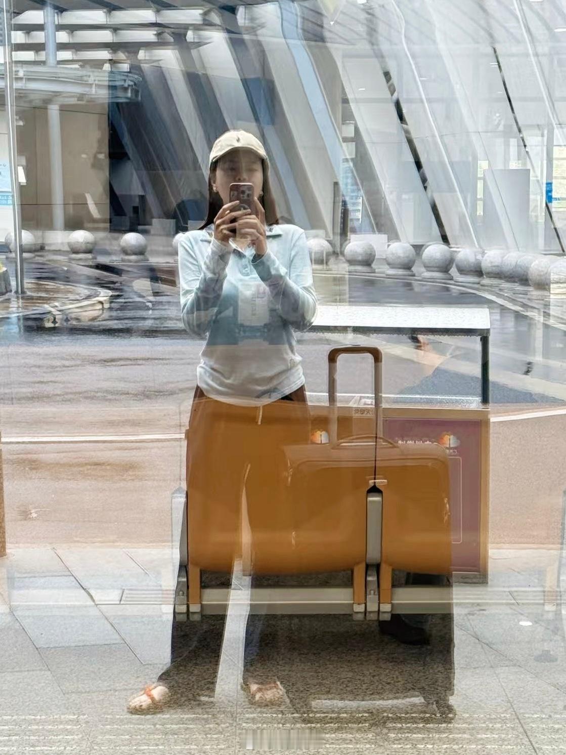 抚摸网友的心灵之网友说广州降温，我很听劝的穿了长袖长裤这一身hukket舒服的像