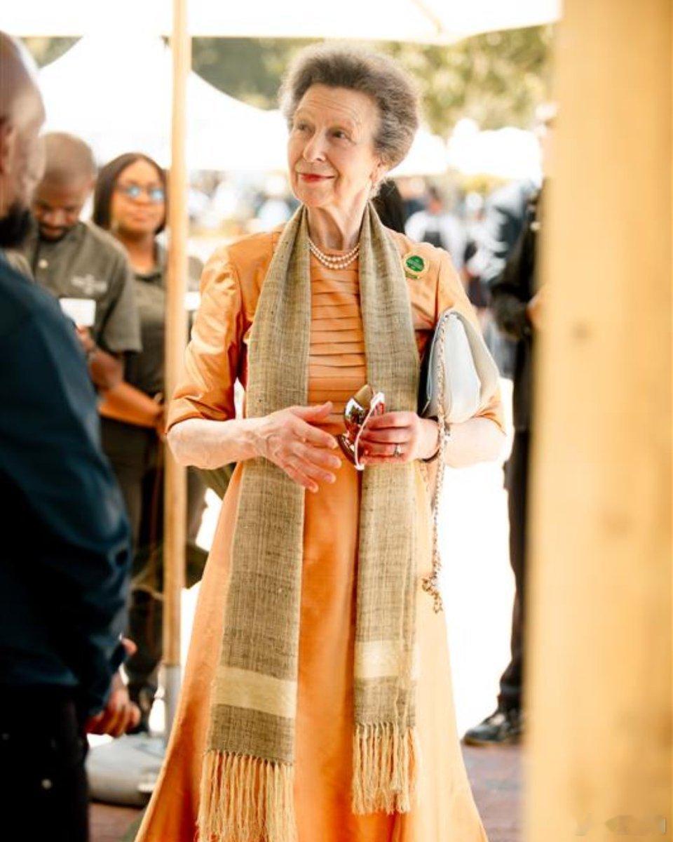 英国王室🇬🇧2月2日，安妮公主从伦敦希思罗机场起飞前往意大利米兰马尔彭萨机场