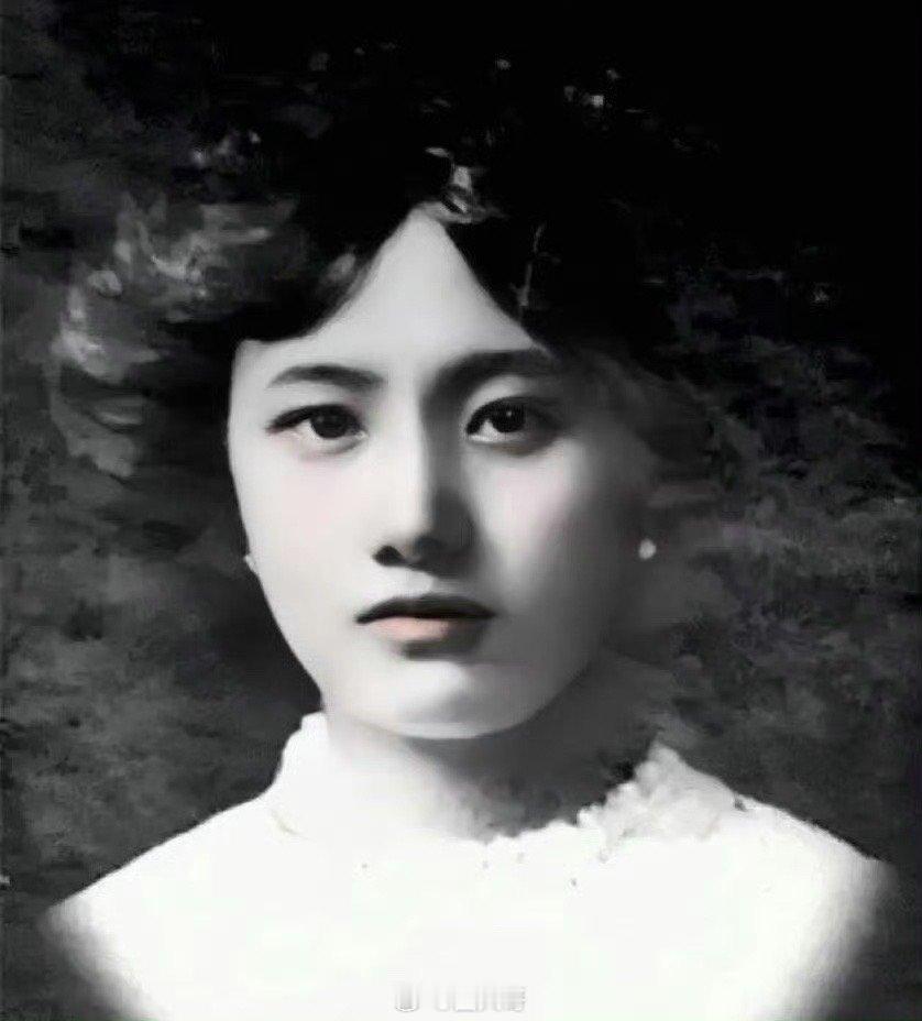 杨紫爸妈现身开机仪式哇塞，就是说这一刻杨紫的心里该有多高兴啊，杨紫新剧《玉兰花开