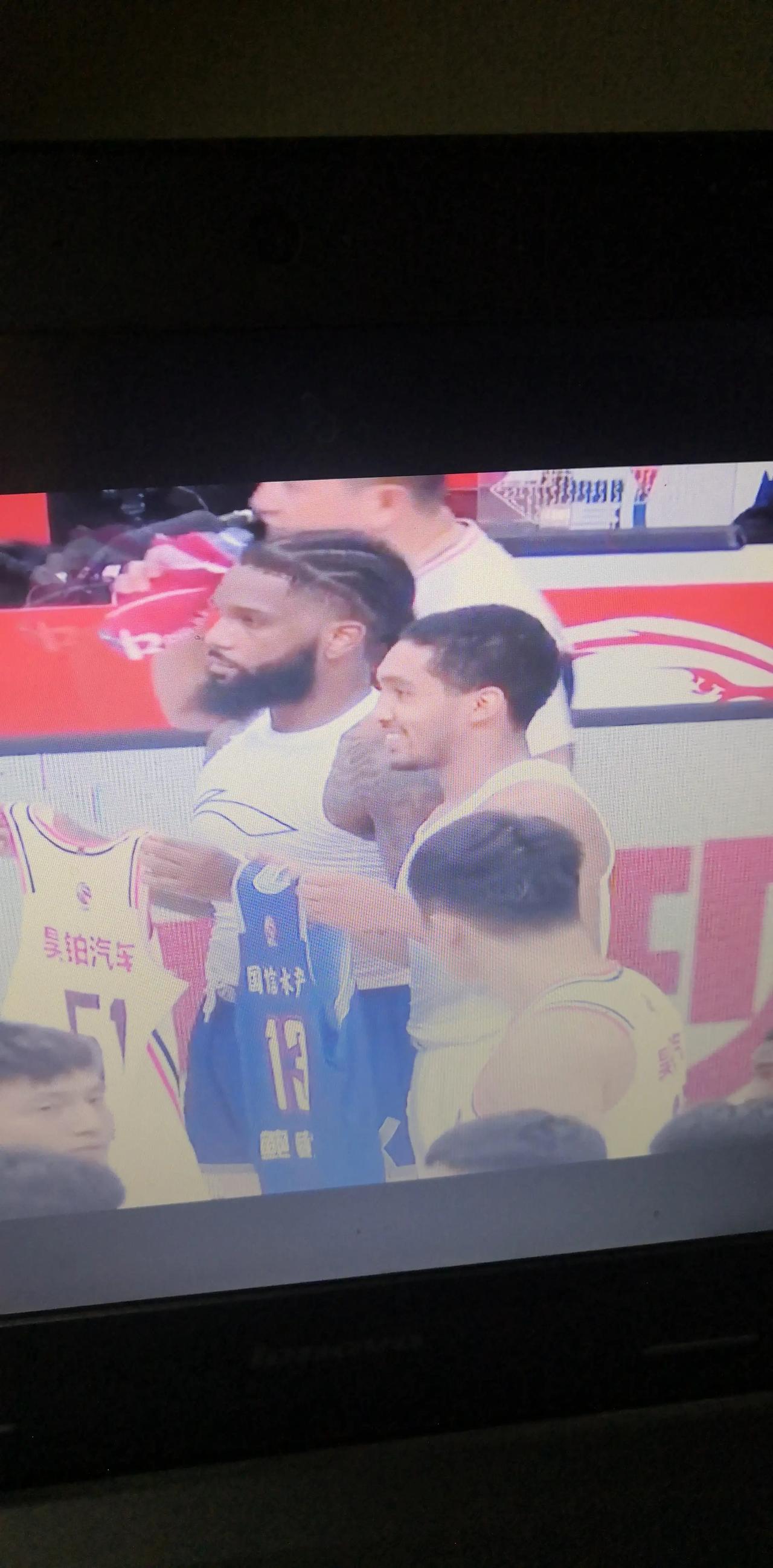 今晚CBA战报：
上海88：80战胜北京。
上海爆冷终止了北京的五连胜，让北京首