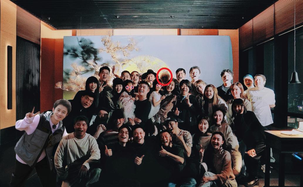 陈赫庆生照差点没看见鹿晗 陈赫发出40岁大合影，合影中的鹿晗在最后一排被黑影遮住