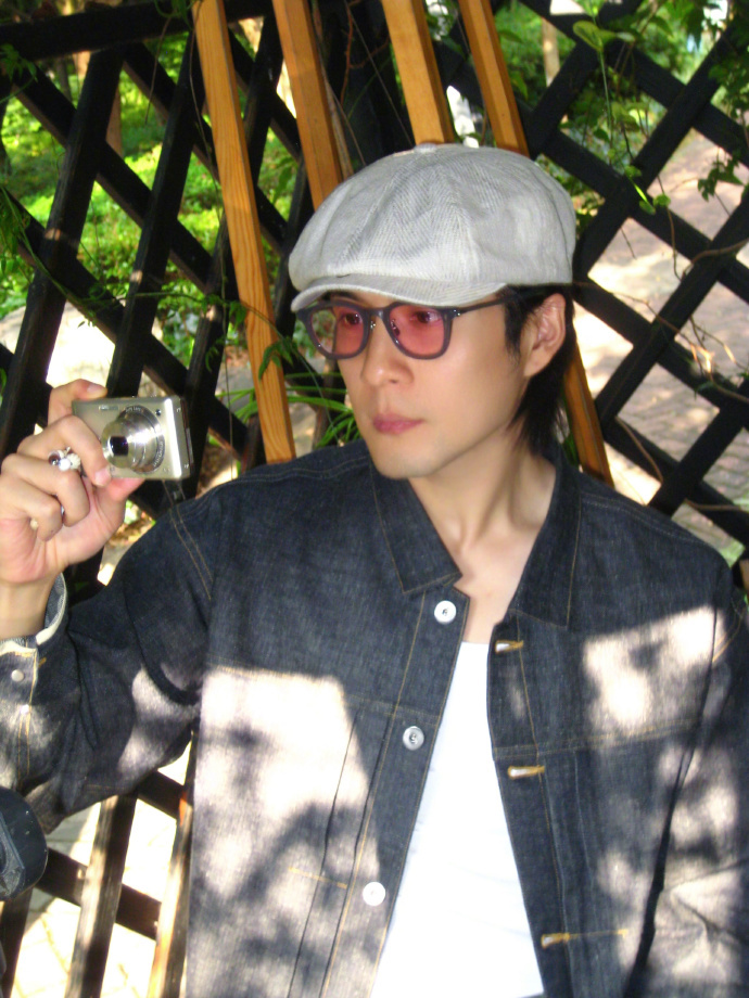 韩东君假期街头随拍趁着工作空档溜街，一身清爽穿搭干净又少年，路人视角下颜值全程在
