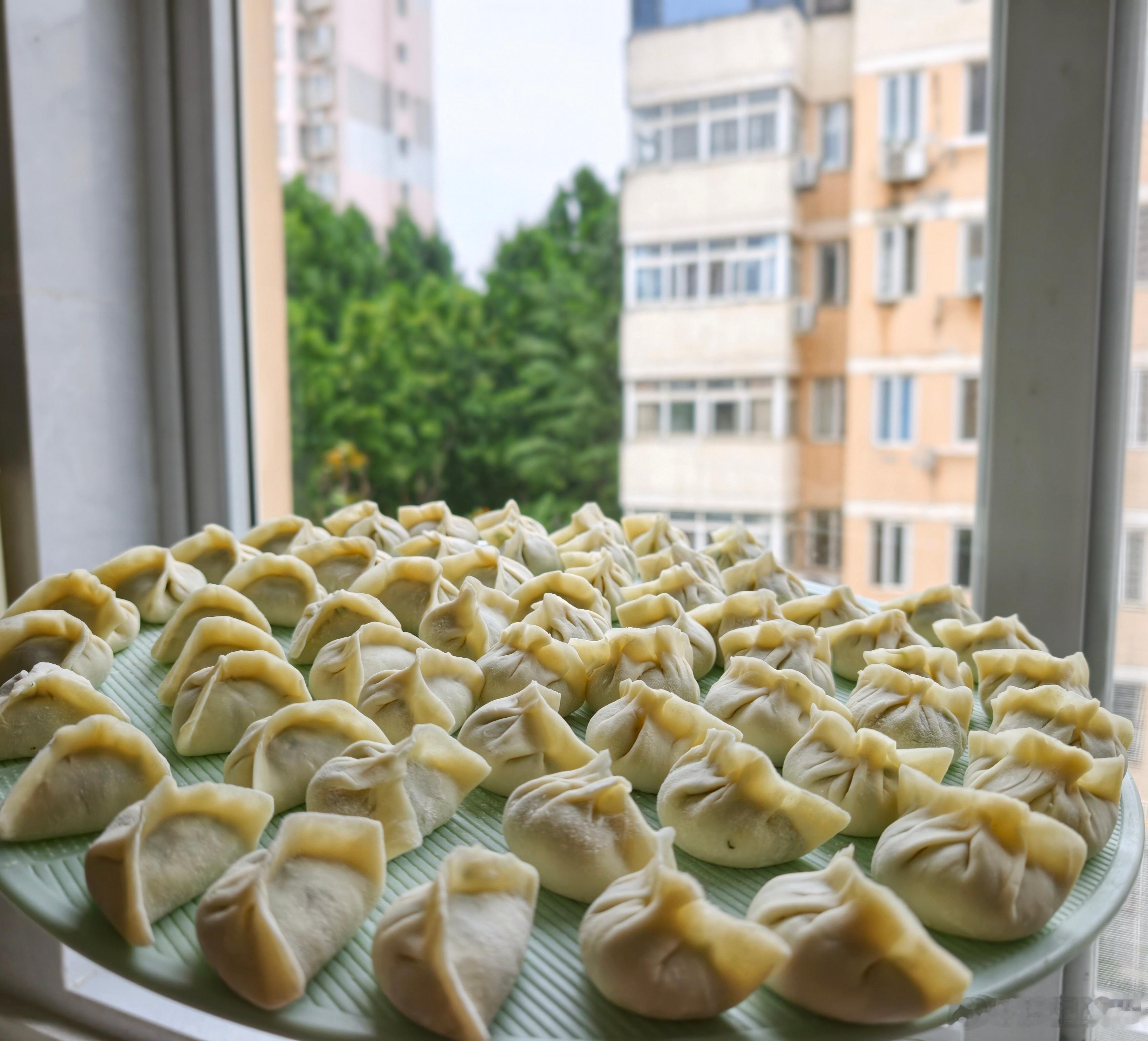 淅淅沥沥的雨天适合听着雨包饺子吃。 