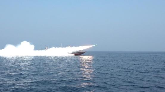 伊朗被逼到墙角？封锁之下的绝地反击
 
最近国际上最热闹的事儿，莫过于伊朗和美国