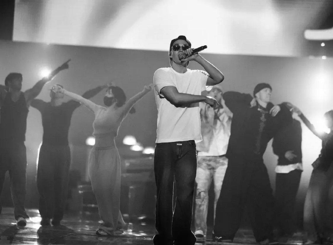 刘宪华亮相东方卫视跨年晚会彩排，专注表演尽显音乐才子风范，舞台爆发力十足超震撼。