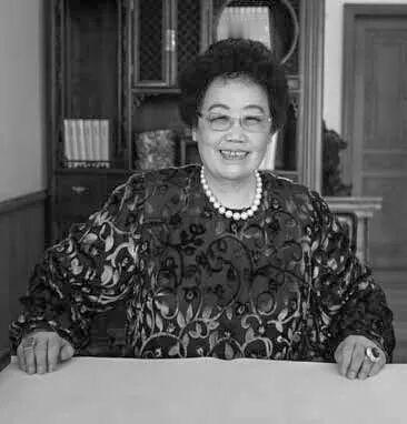 陈丽华把自己活成“紫檀老佛爷”，一馆瑰宝无价，一生传奇留世。
2026年4月5日