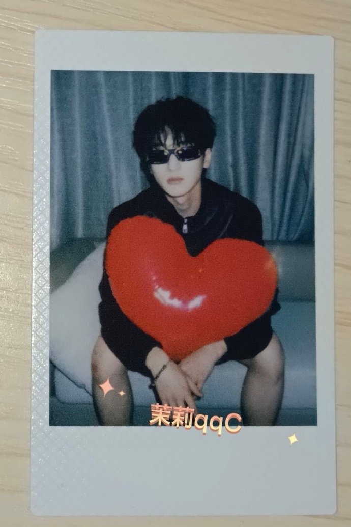 严浩翔墨镜酷盖抱心 严浩翔三专隐藏拍立得严浩翔三专隐藏拍立得，是墨镜酷盖抱心呀，