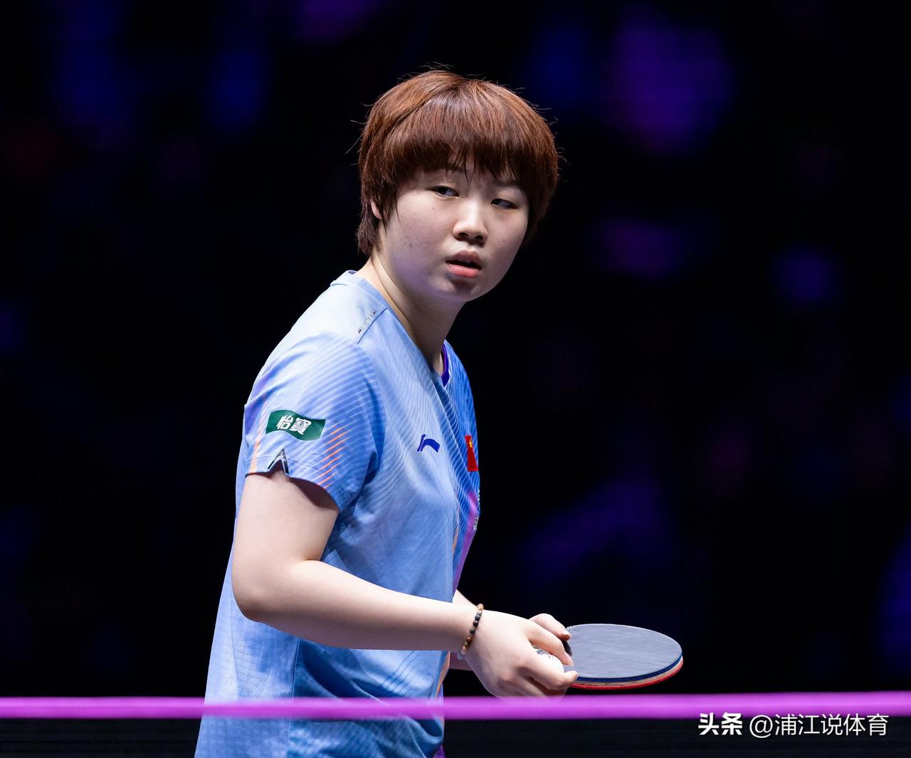 蒯曼出生于小康家庭，父母是当地名校射阳中学的普通教师，并非传言中开多家工厂的“土