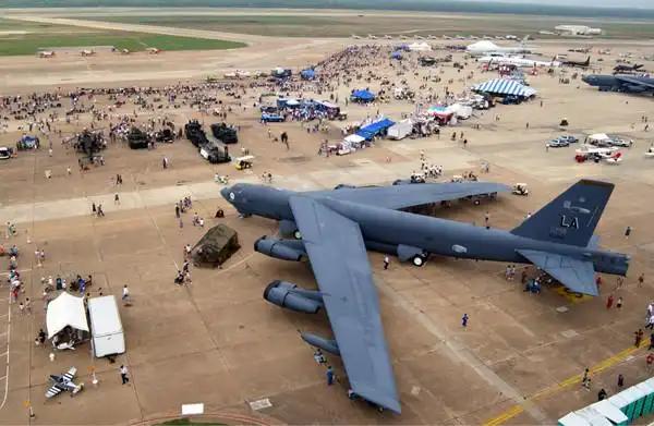 当地时间6月15日上午11时20分，美国加州爱德华兹空军基地，一架B-52“同温