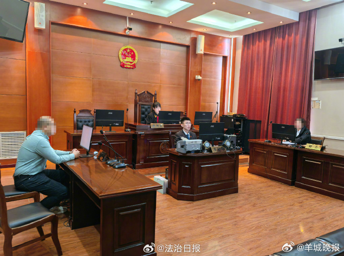 【#男子不满分手在网上发前女友私密照#】网络空间并非法外之地，因女友提出分手，一