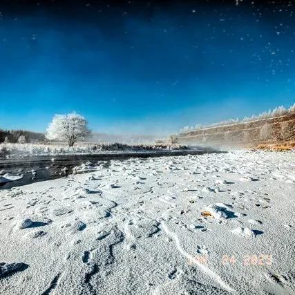 上联“冰天雪地送冬去”散发着冬的凛冽气息，也表达着对冬的告别之意。我所对的下联为