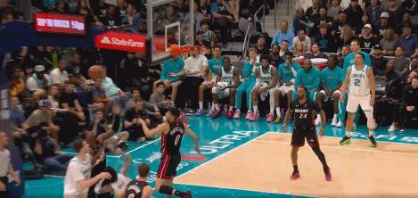 三球是真脏！
眼看着阿德巴约已经身体失衡，他竟然还伸手用力扒了一下阿德巴约唯一的