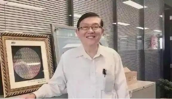 在全球半导体产业的发展进程中，有一位人物的抉择震撼业界，彰显出浓烈的家国情怀，他