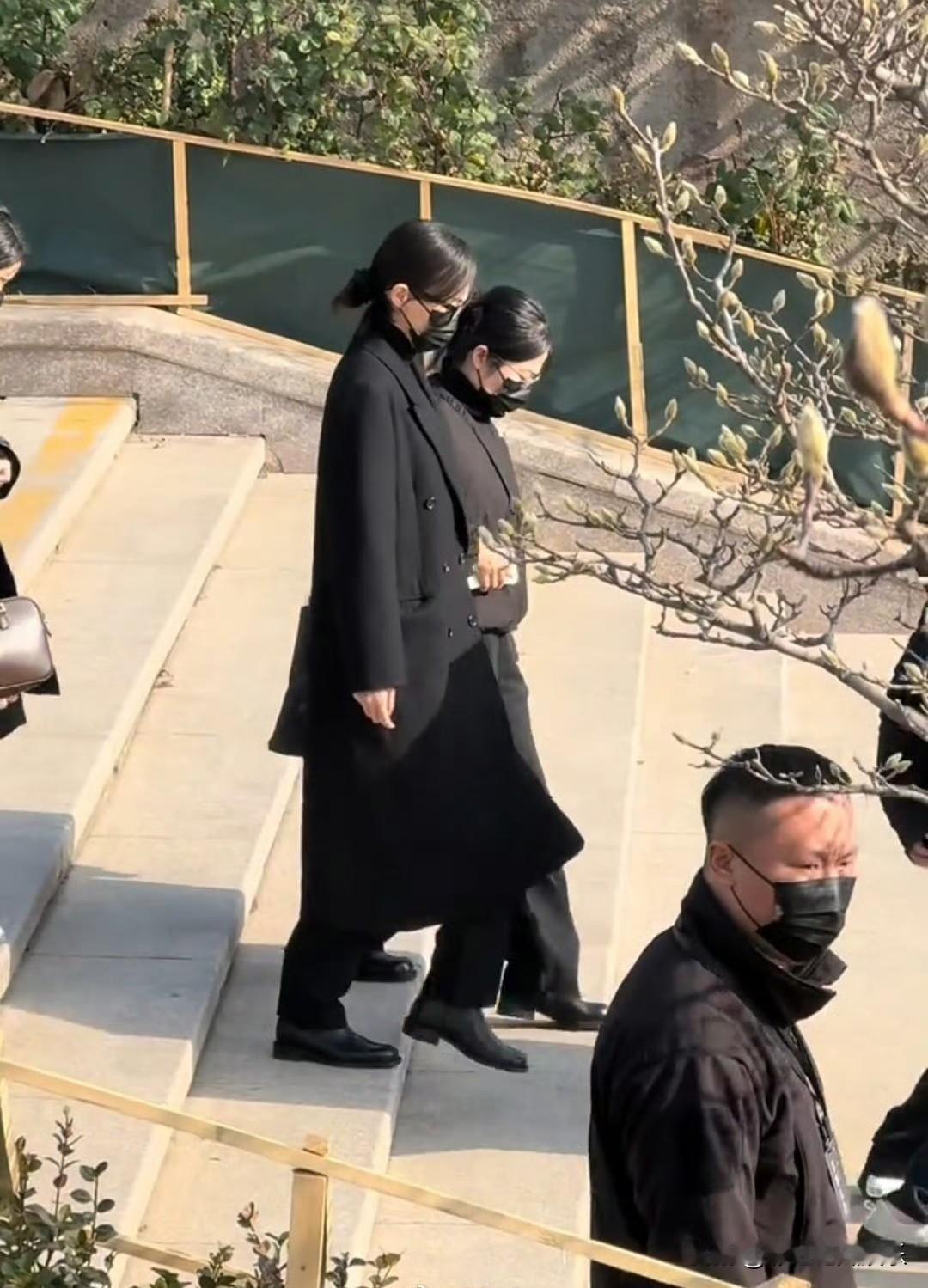 唐嫣现身罗晋父亲葬礼，夫妻俩同框的视频打脸离婚传闻，唐嫣父亲也去了葬礼，谣言不攻