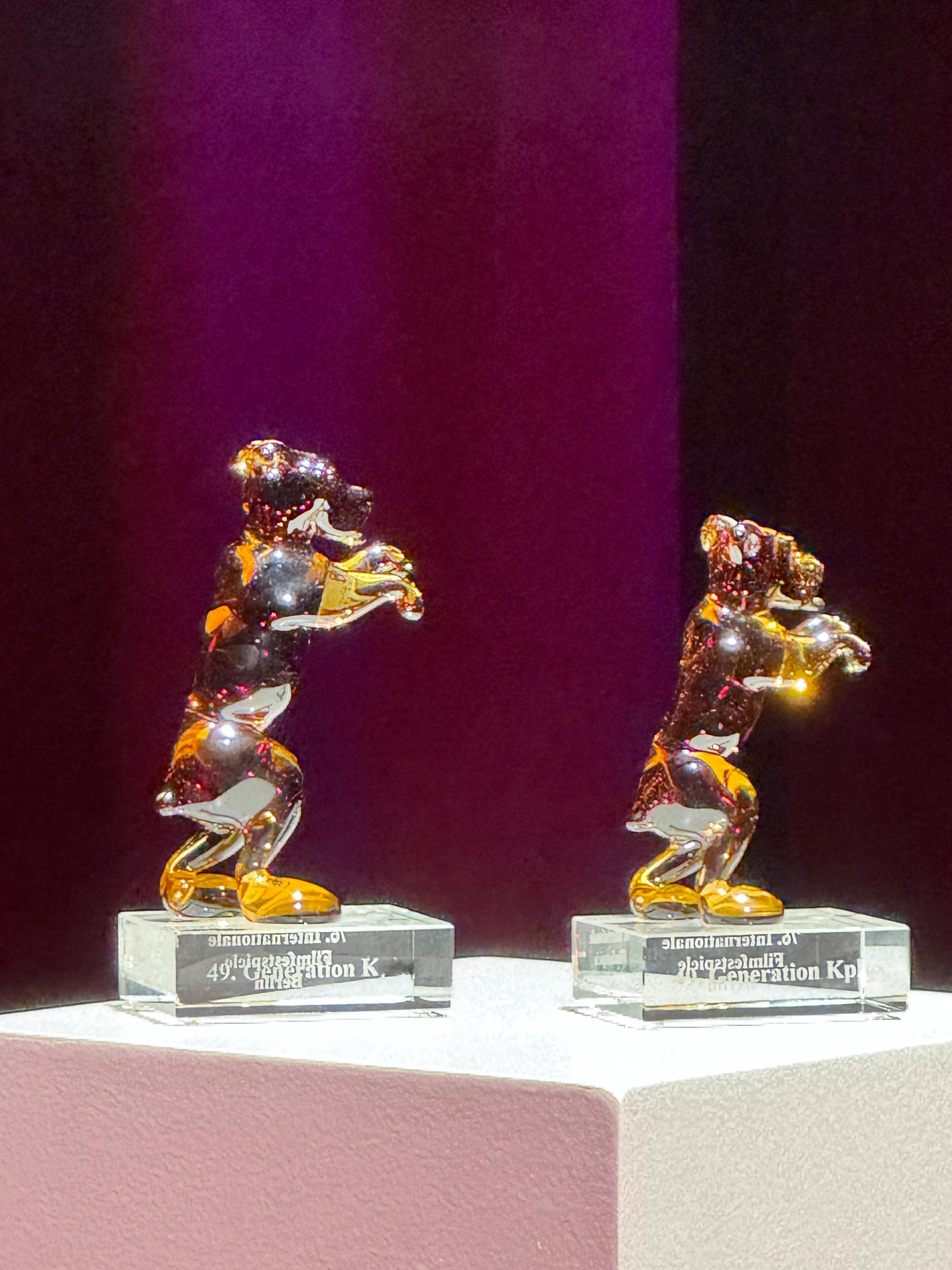 一年一度来新生代单元近距离打卡下水晶熊奖杯，大家看是不是很美？柏林电影节但凡带熊