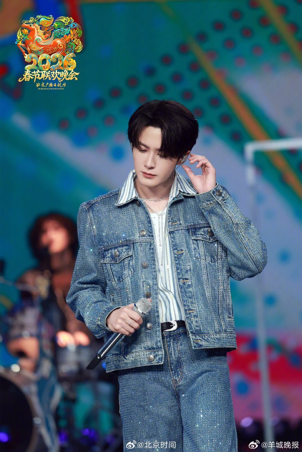 #北京台春晚舞台直击##北京台春晚神马都好看# 光影交错，舞步传情。以实力唱跳演