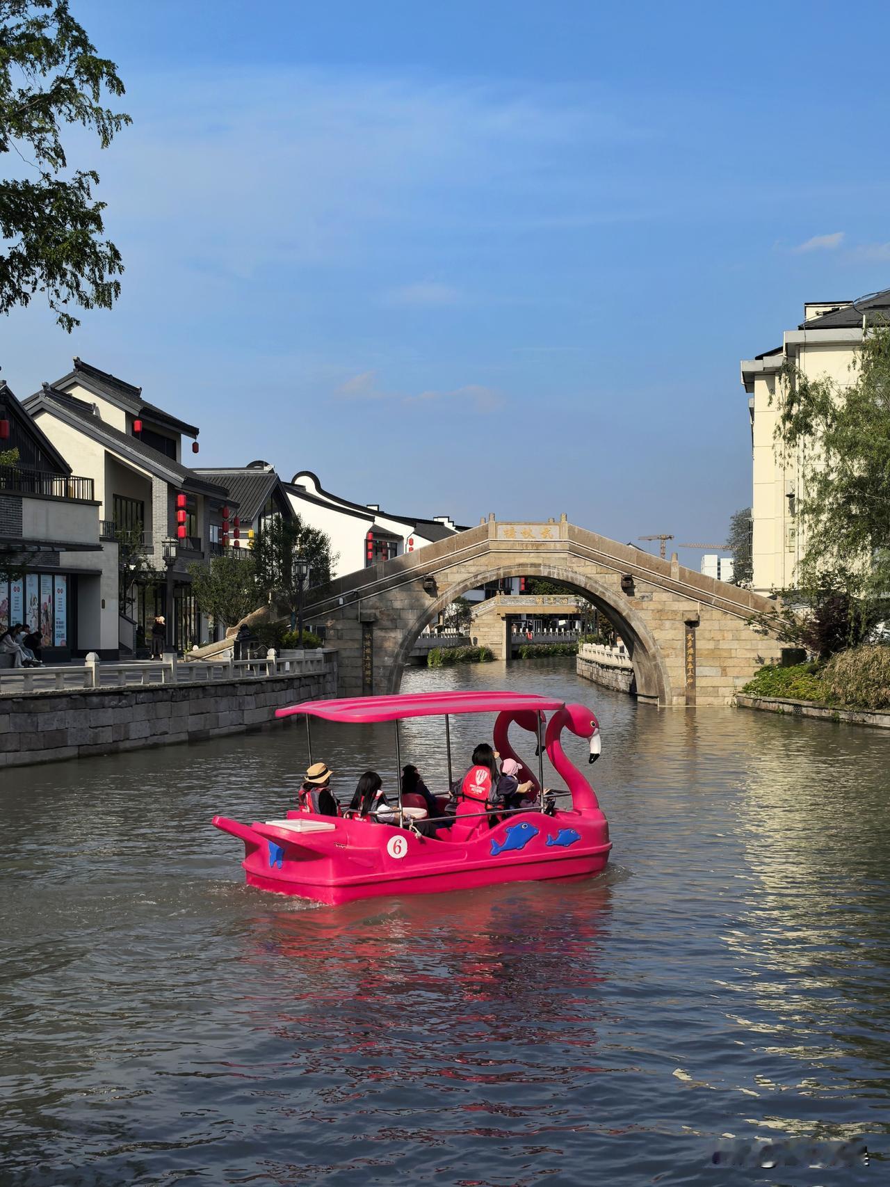 五一跟老友去金山鱼嘴村逛了一圈，本来还想去附近的城市沙滩的，结果正碰上他们搞音乐