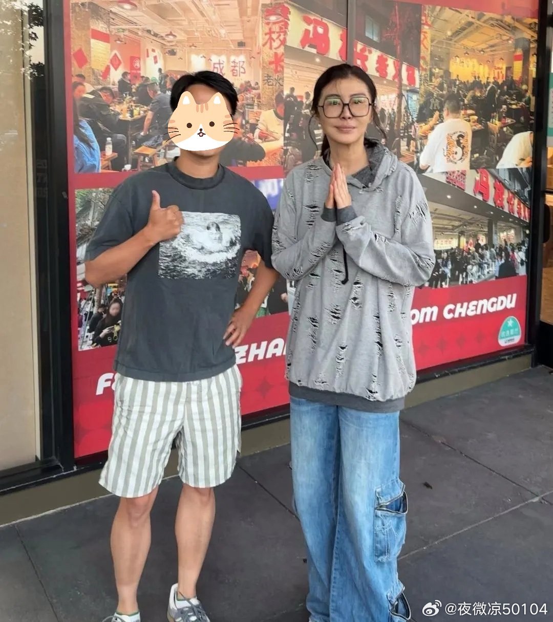 59岁王祖贤在美国硅谷被偶遇，她现实中真人身材高挑，目测超过1.75米 