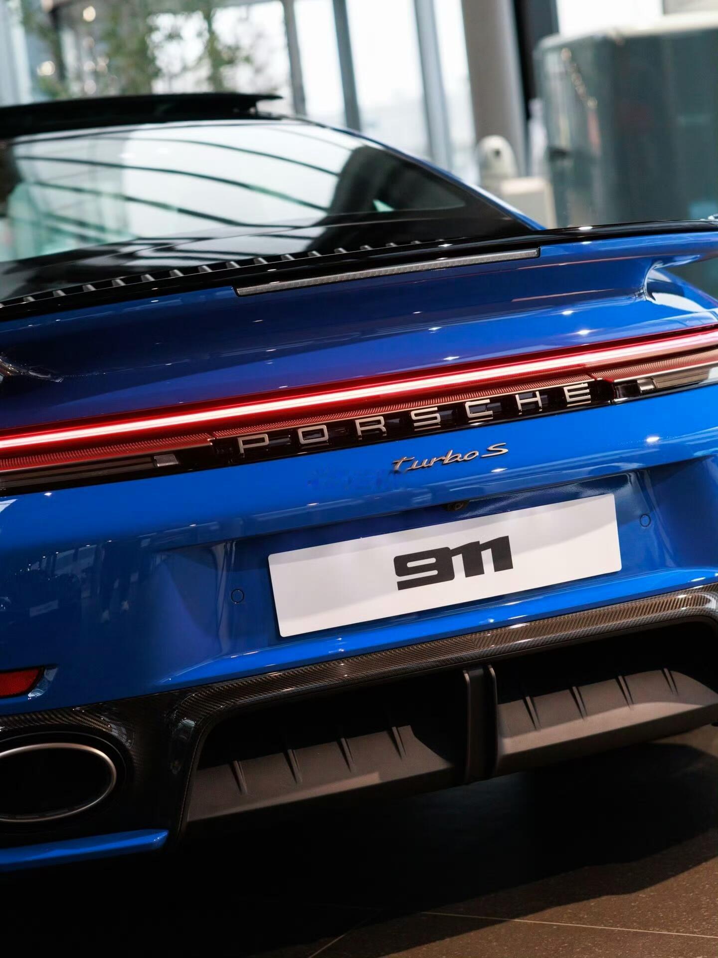 保时捷911 Turbo S，鲨鱼不必露出牙齿，光是这身蓝就够了。蓝的攻击性十足