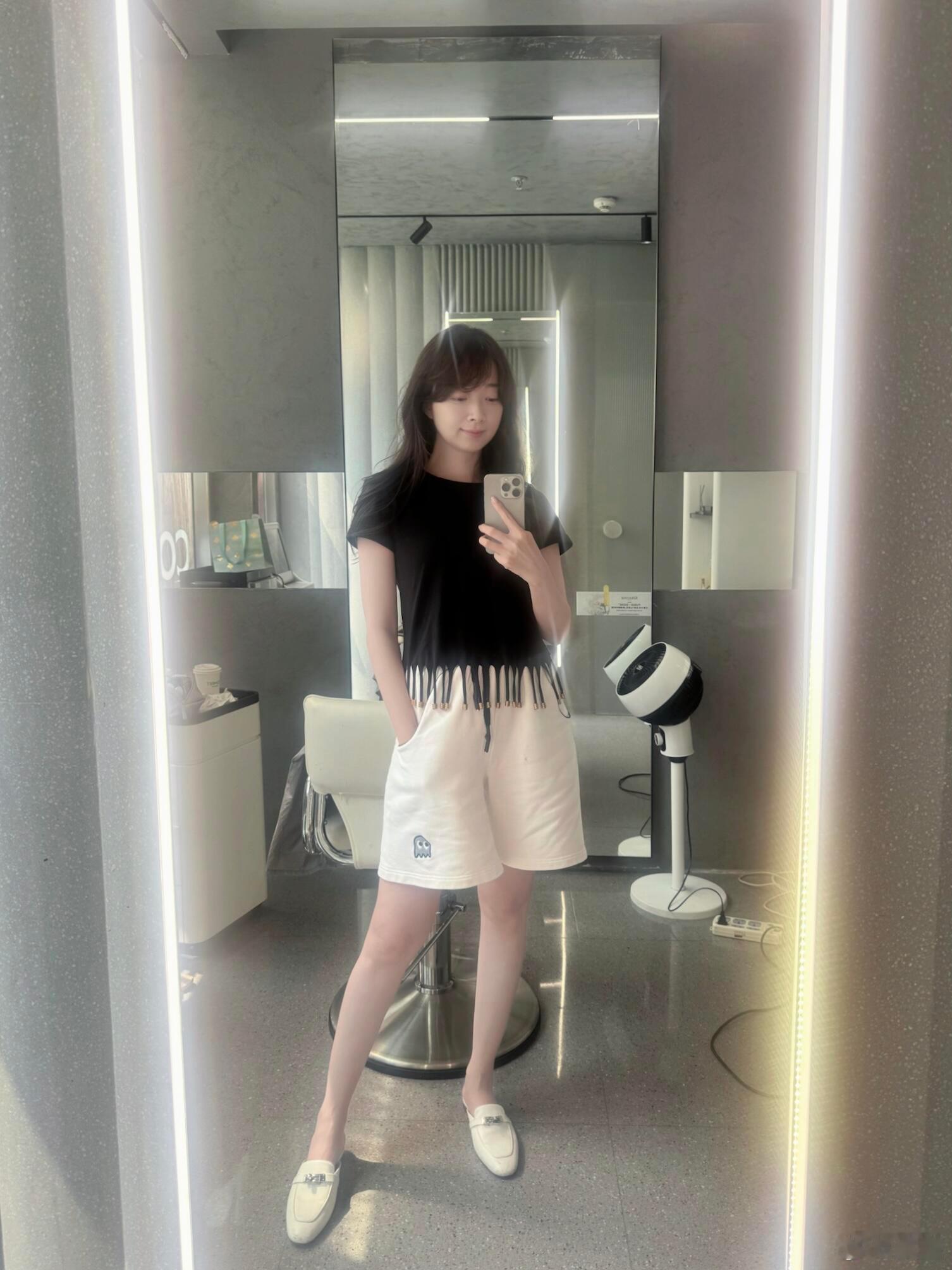 张扬 🤍 理发自拍秀长腿 