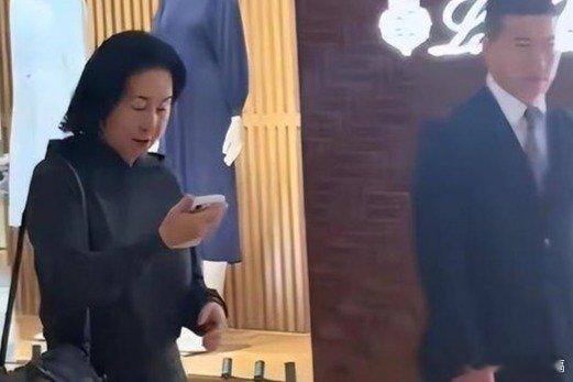 凤凰新闻【何超琼身价突破700亿，3位保镖一同出行，手里的包包成为亮点】近日，有