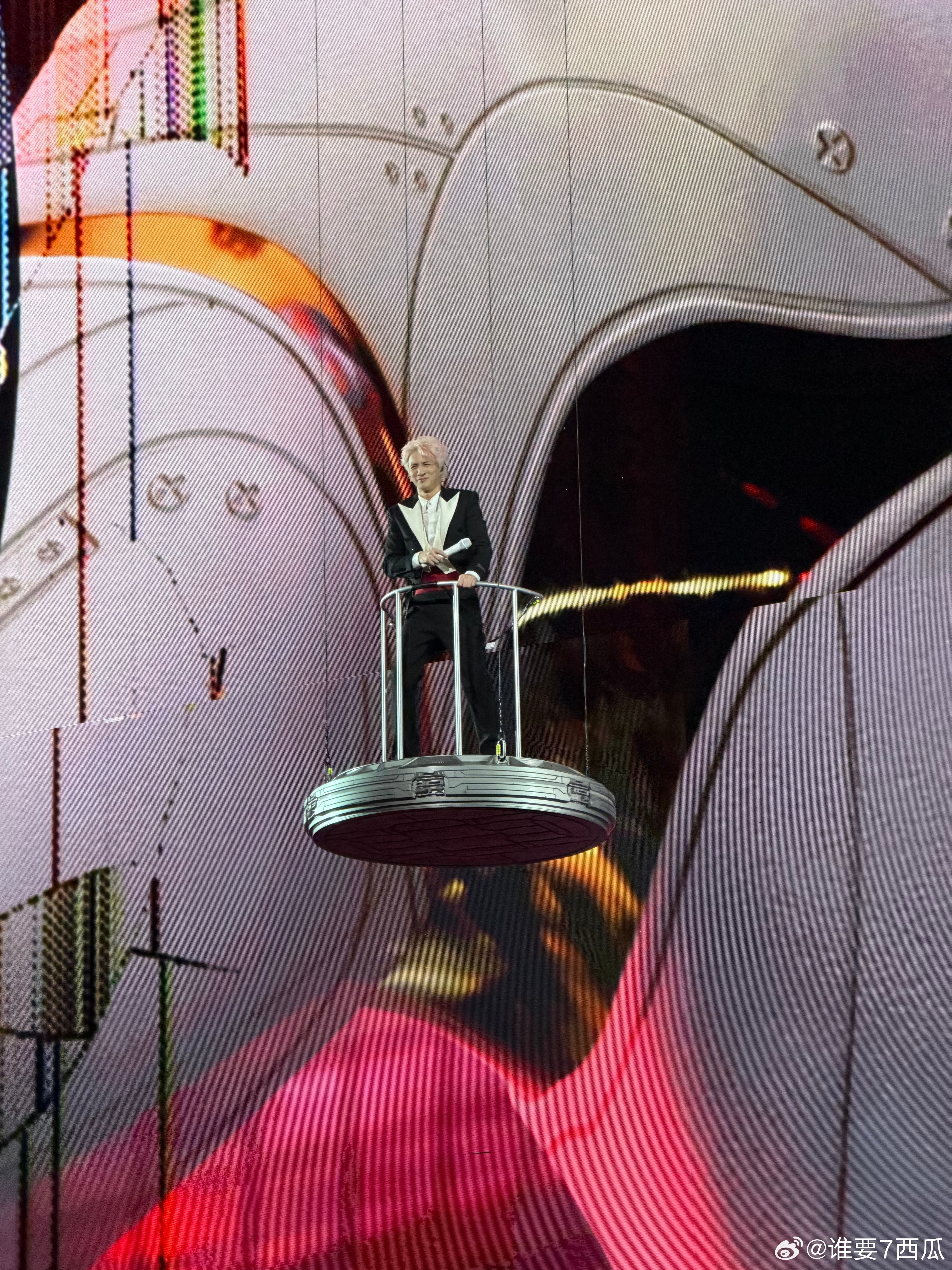 薛之谦高台威亚谁被薛之谦的威亚舞台打动！唱《我的雅典娜》悬在高空，和大屏AI形成