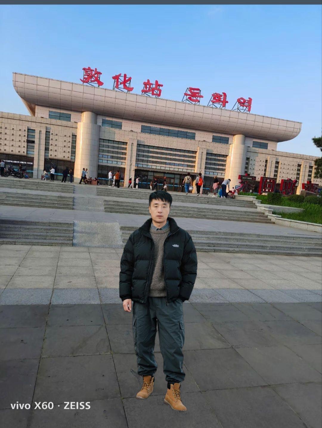 一首，想见的人，还能见几面，歌曲唱的伤感，而又撕心裂肺，一一