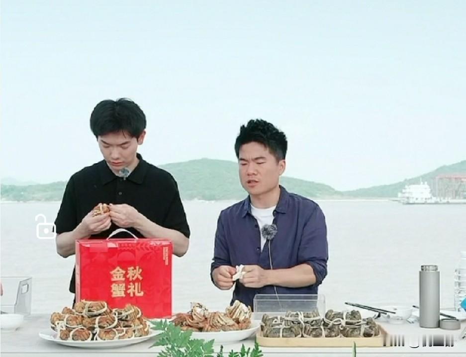 从没见过董宇辉直播时黑脸
今天舟山海鲜溯源见识了一回
起因是某个大闸蟹商家提供的