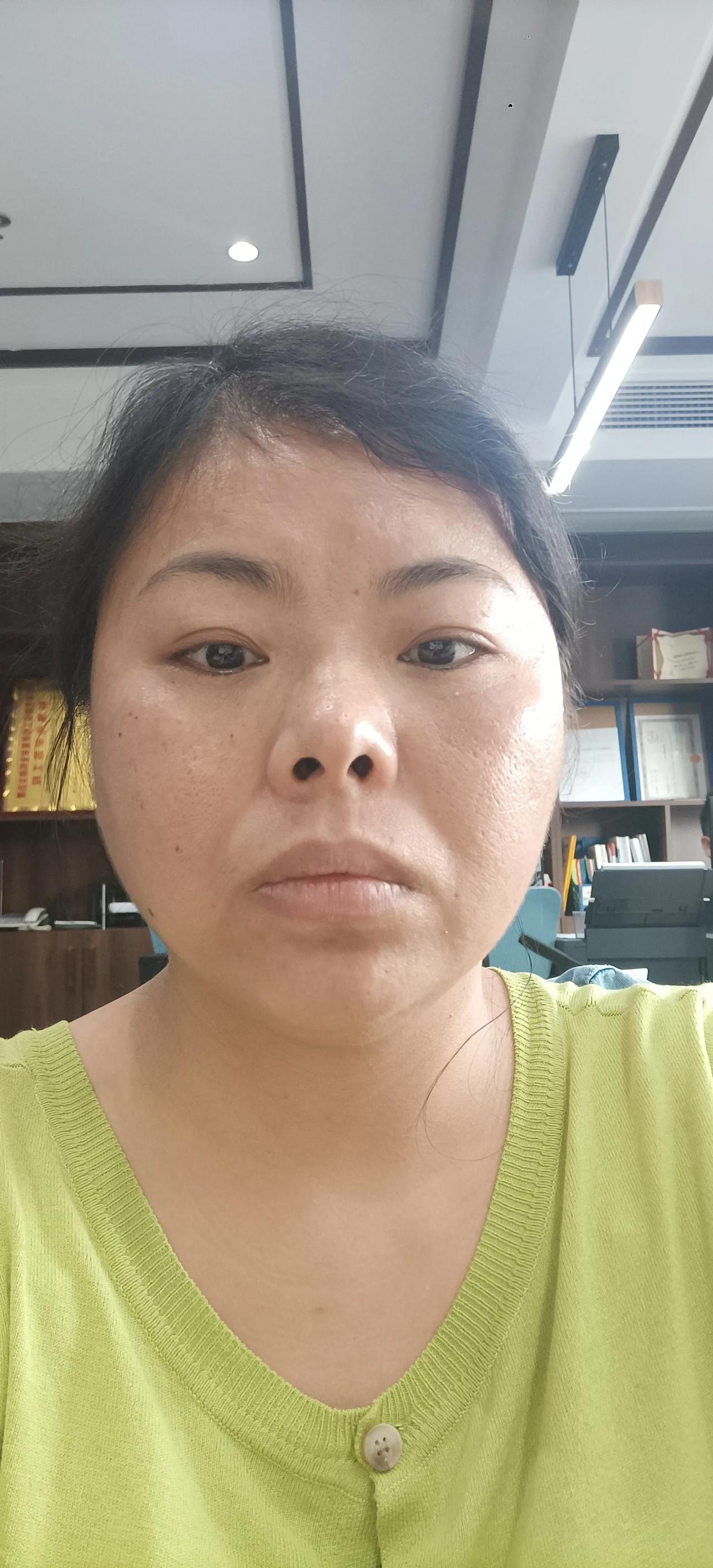孩子需要在一个轻松的环境长大，当孩子做错事的时候，父母不要大声训斥，而要在孩子身