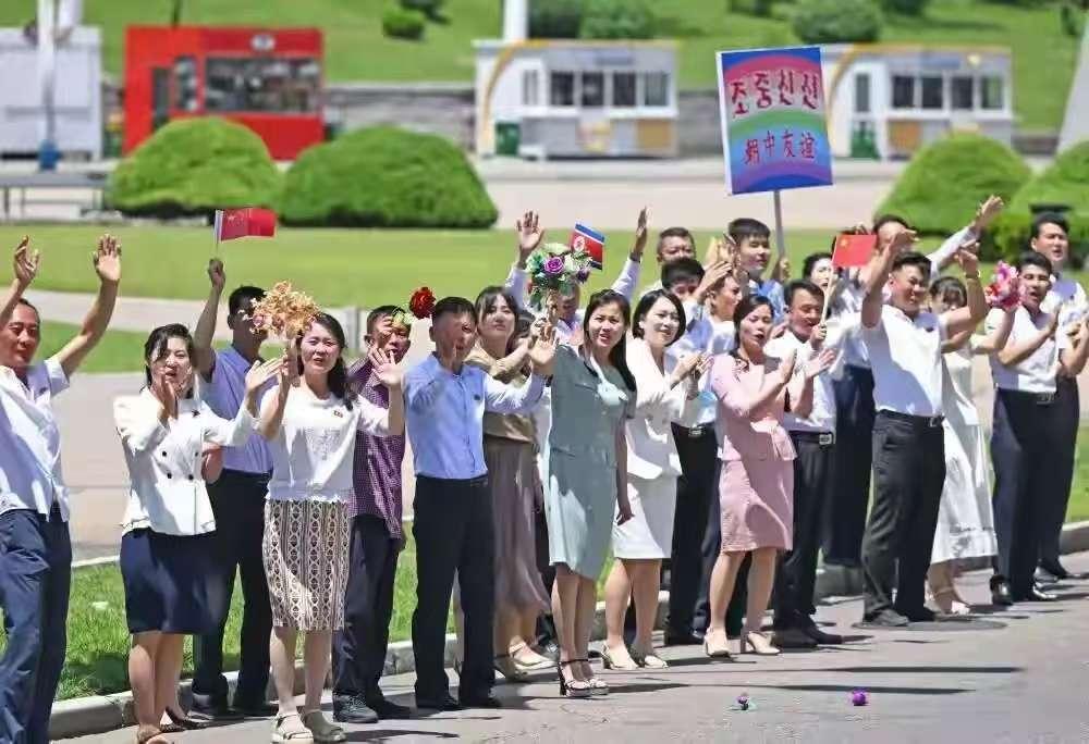 看了朝鲜对我们盛大的欢迎仪式，看到朝鲜人民的热情，看到朝鲜人群的衣着，没有刻意打
