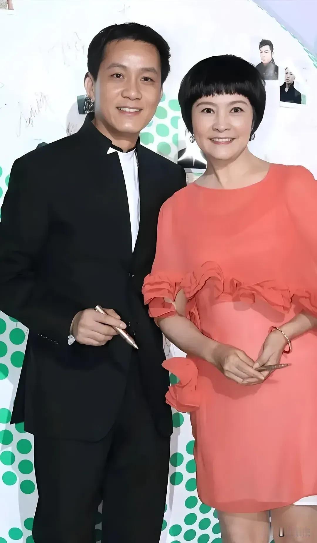 两位是圈内出了名的丁克夫妻，据说女的比男的大个八九岁，你们能看出来吗，反正我是没