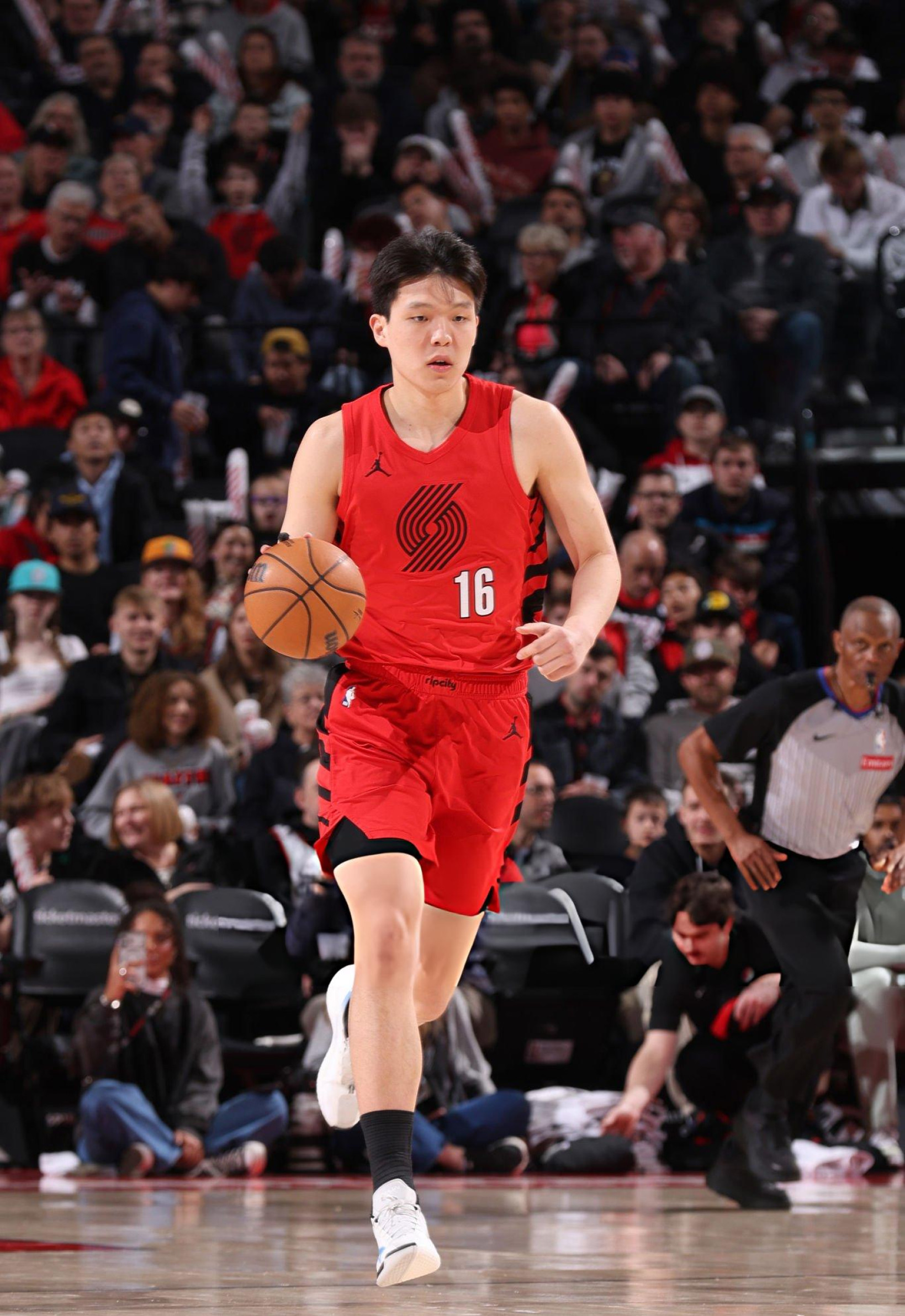 杨瀚森今日上脚李宁驭帅 20 “头号顽家”配色，末节出战 10 分钟，5 投 1