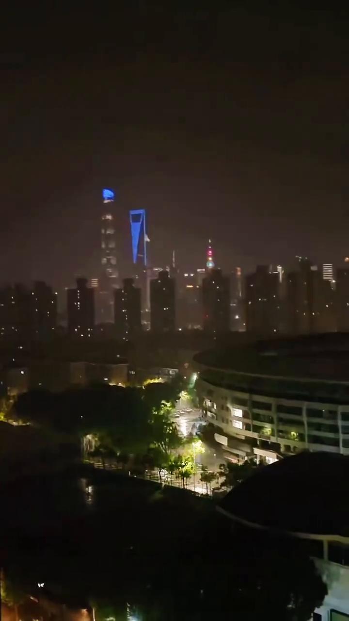有时候会感到莫名的难过，想不到这一生到底是图什么？总是反复崩溃，然后再愈合，最后