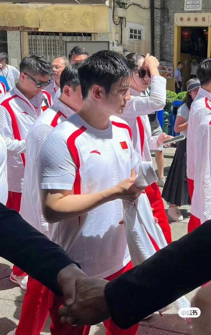 这个胳膊也太性感了[拜拜] 