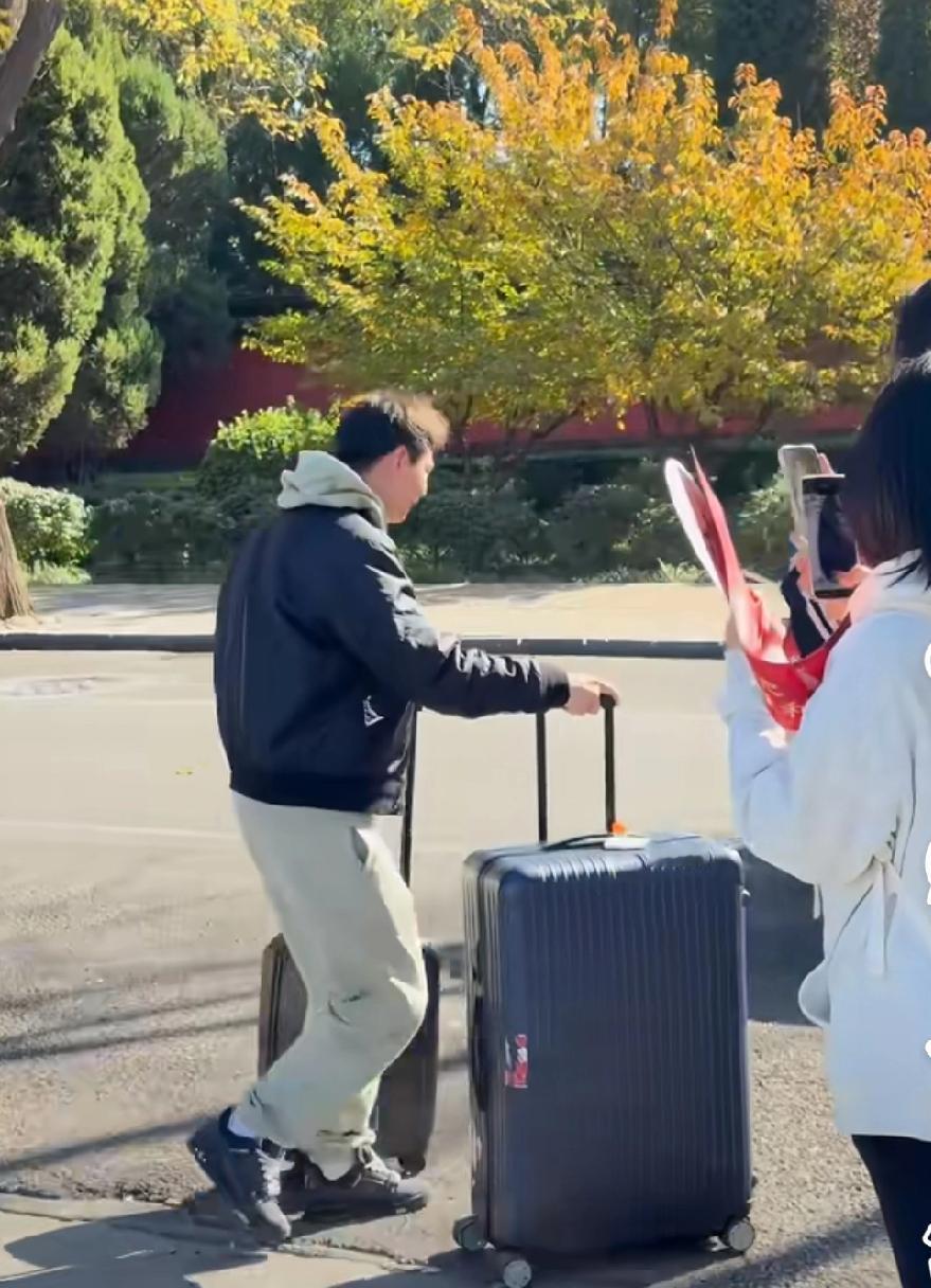 有蹲守正定训练基地门口的粉丝，
拍到了河北队周雨拖着两个大箱子，
带着孩子离开了