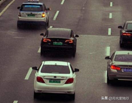 强烈建议普通人还是老老实实买一辆燃油车，最好不要碰新能源汽车