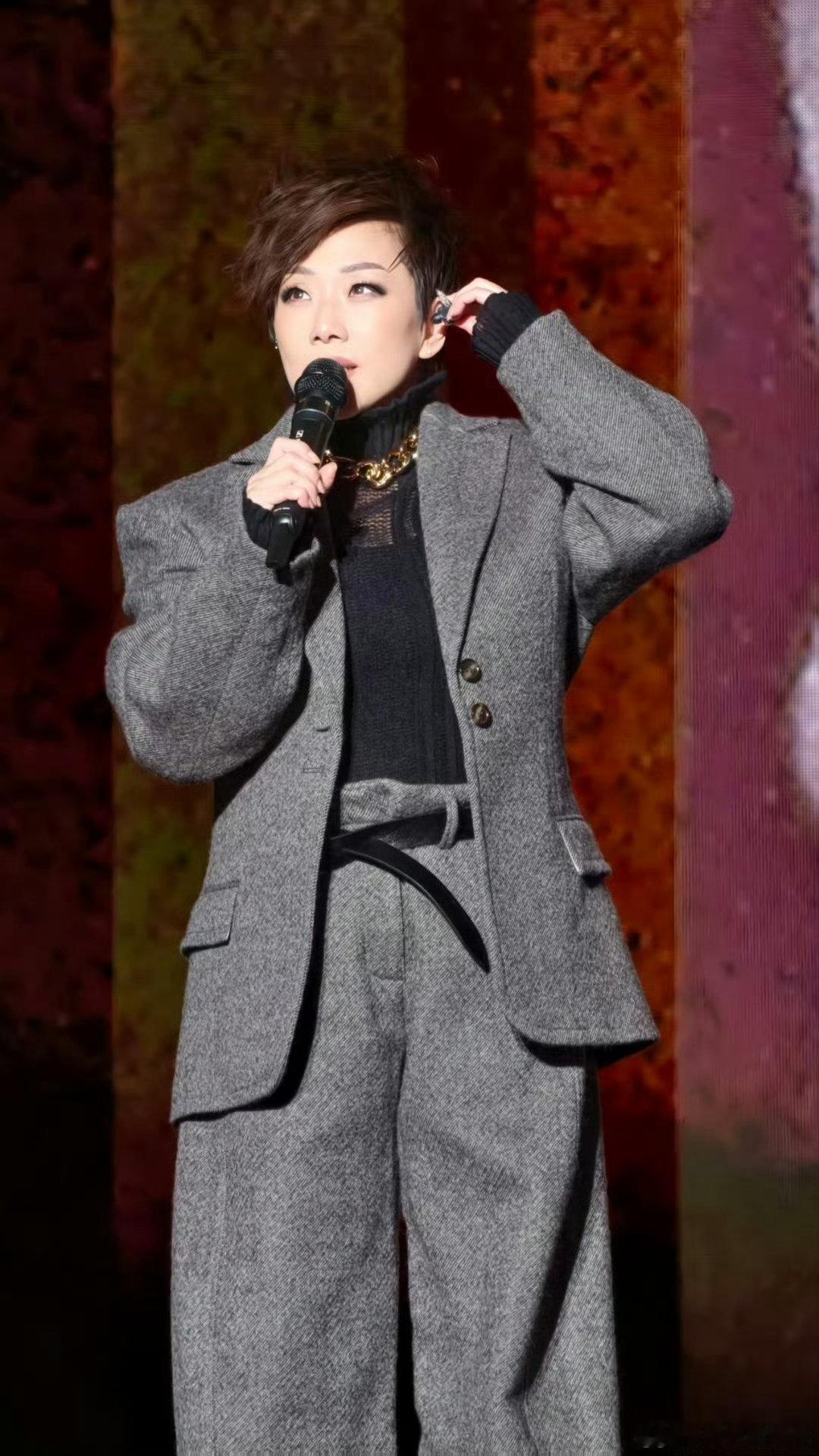 谁懂林忆莲的方言浪漫！江浙沪演唱会全程上海话输出，多站“侬”声不断，搭配经典情歌