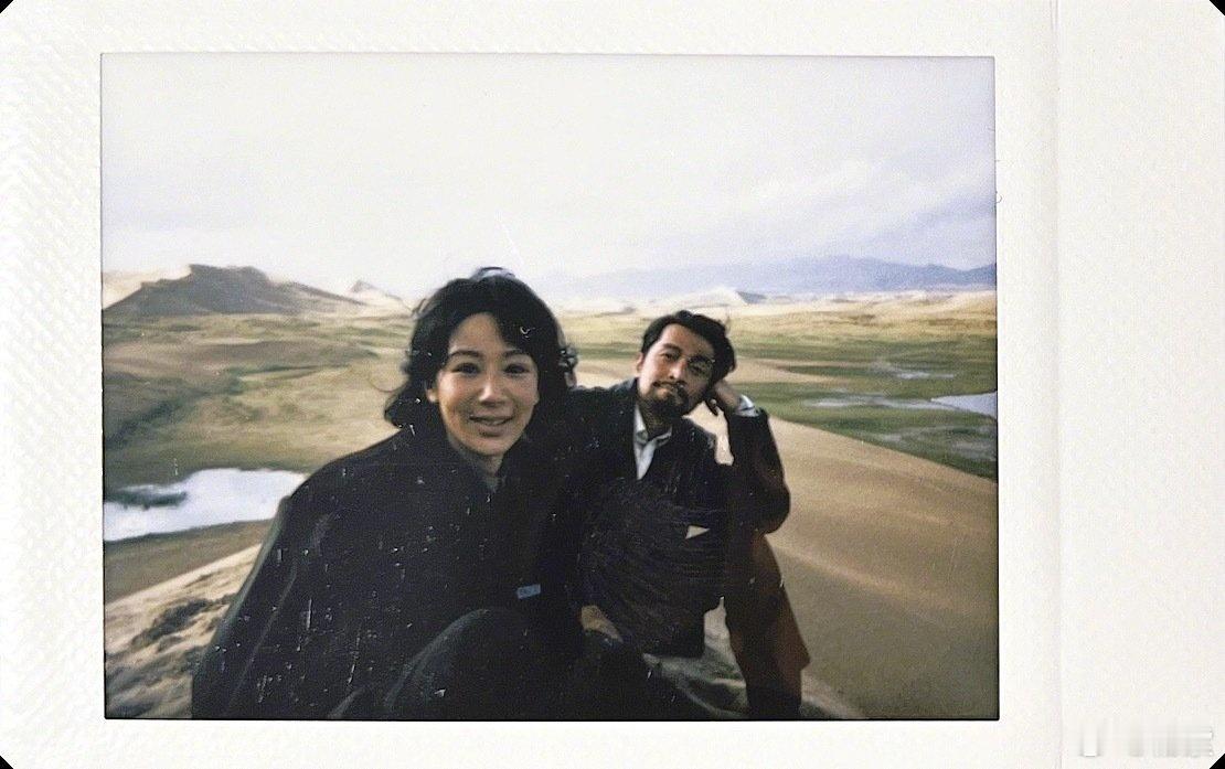 杨紫[超话]杨紫胡歌拍立得杨紫胡歌拍立得合照 ​真的好有氛围感，期待这个故事啦！