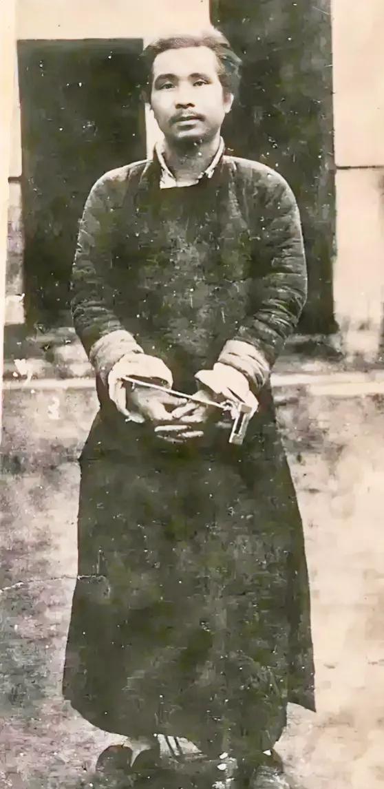 1935年，四川达县，革命烈士牟永大在被处决前留下了生前最后一张照片。在这张照片