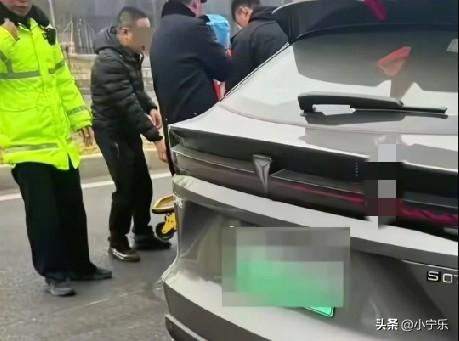 2月25日，北京一男子通过拼车单乘坐一辆滴滴网约车，途中司机突发疾病，当时他坐在