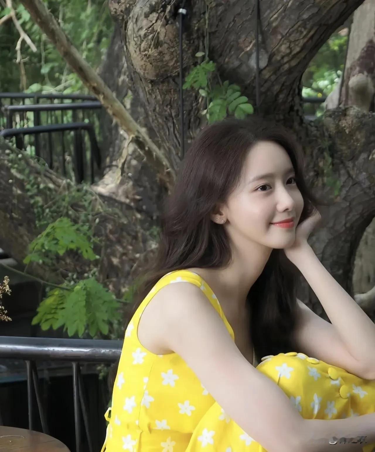 林允儿头小脸小，五官和谐，淡颜，身形纤细，天鹅颈，虽然她很瘦，但这么多年了 没在