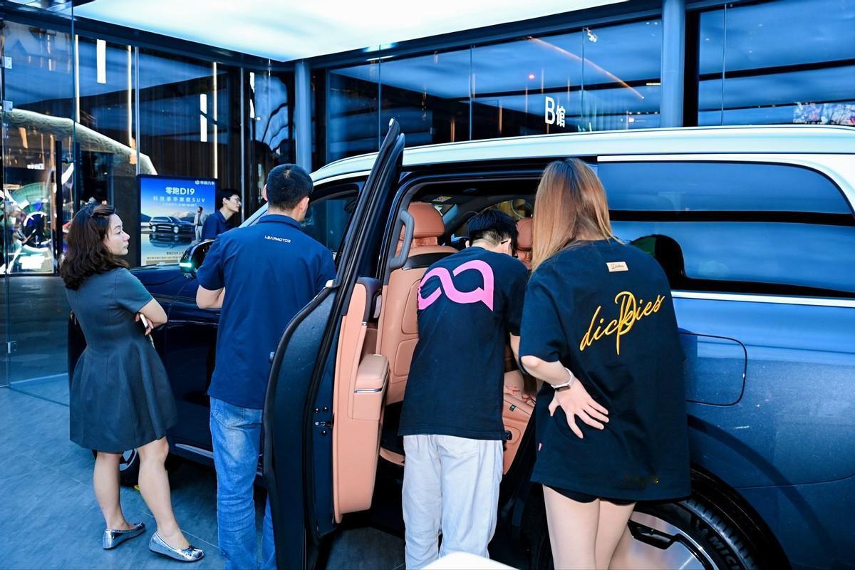 25万级选车，先看零跑D19
25万级选车，我会建议先把零跑D19放进清单。不是