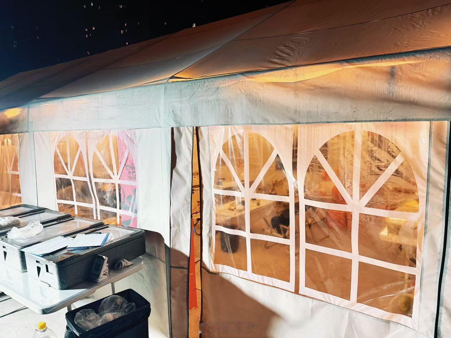 任何赛道都很卷……现在的野摊也是越来越个性化了，餐厅+露营混合体！