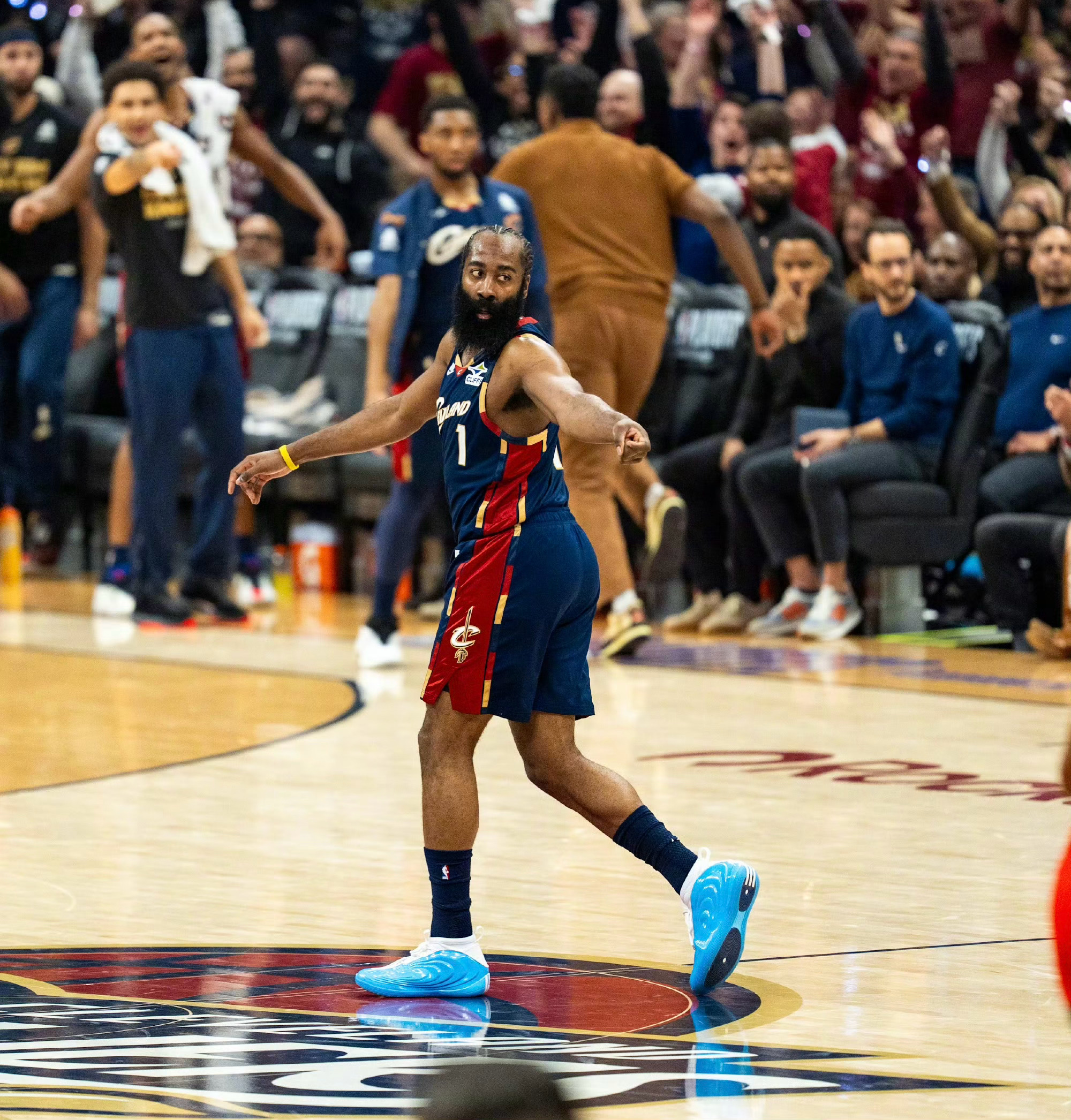 骑士115-105猛龙，再下一城！系列赛大比分2-0取得领先。 