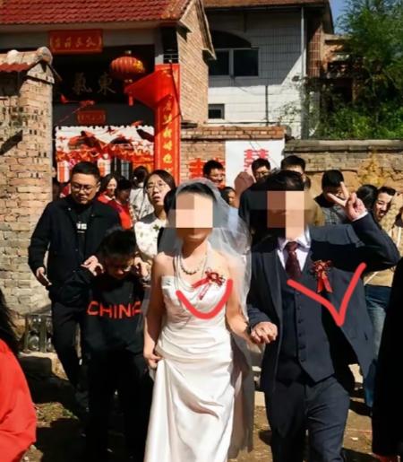山西长治，最近出了一件稀奇事！一对新人结婚，女方订婚要了18万8的彩礼，结果结婚
