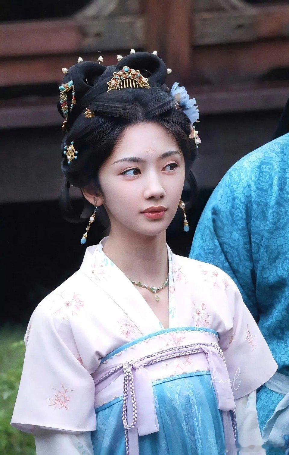 感觉王影璐脸上肉肉多一点还是很好看的，乖乖的小家碧玉感 ​​​