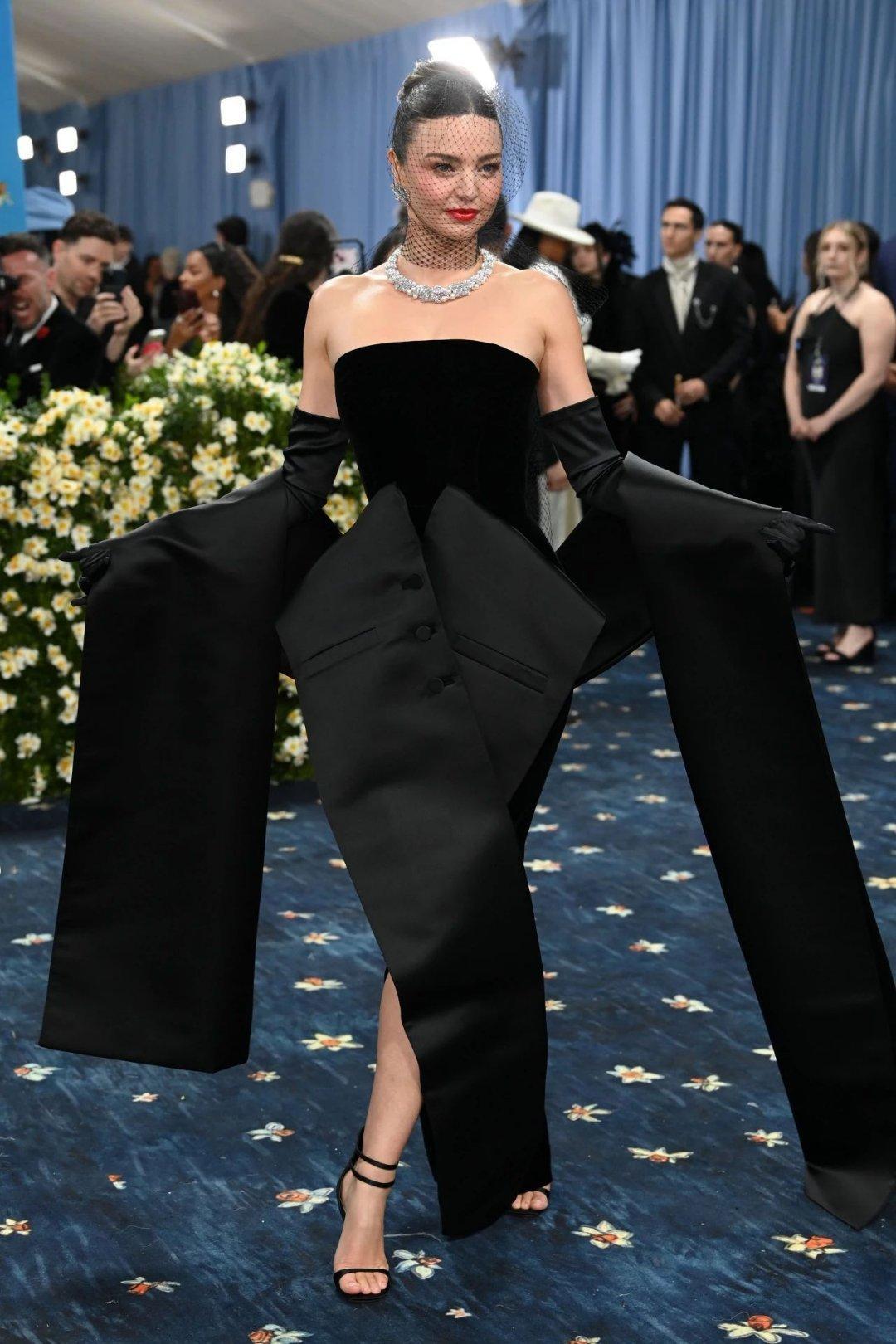 MetGala红毯上，米兰达 - 可儿（Miranda Kerr）惊艳现身。她身