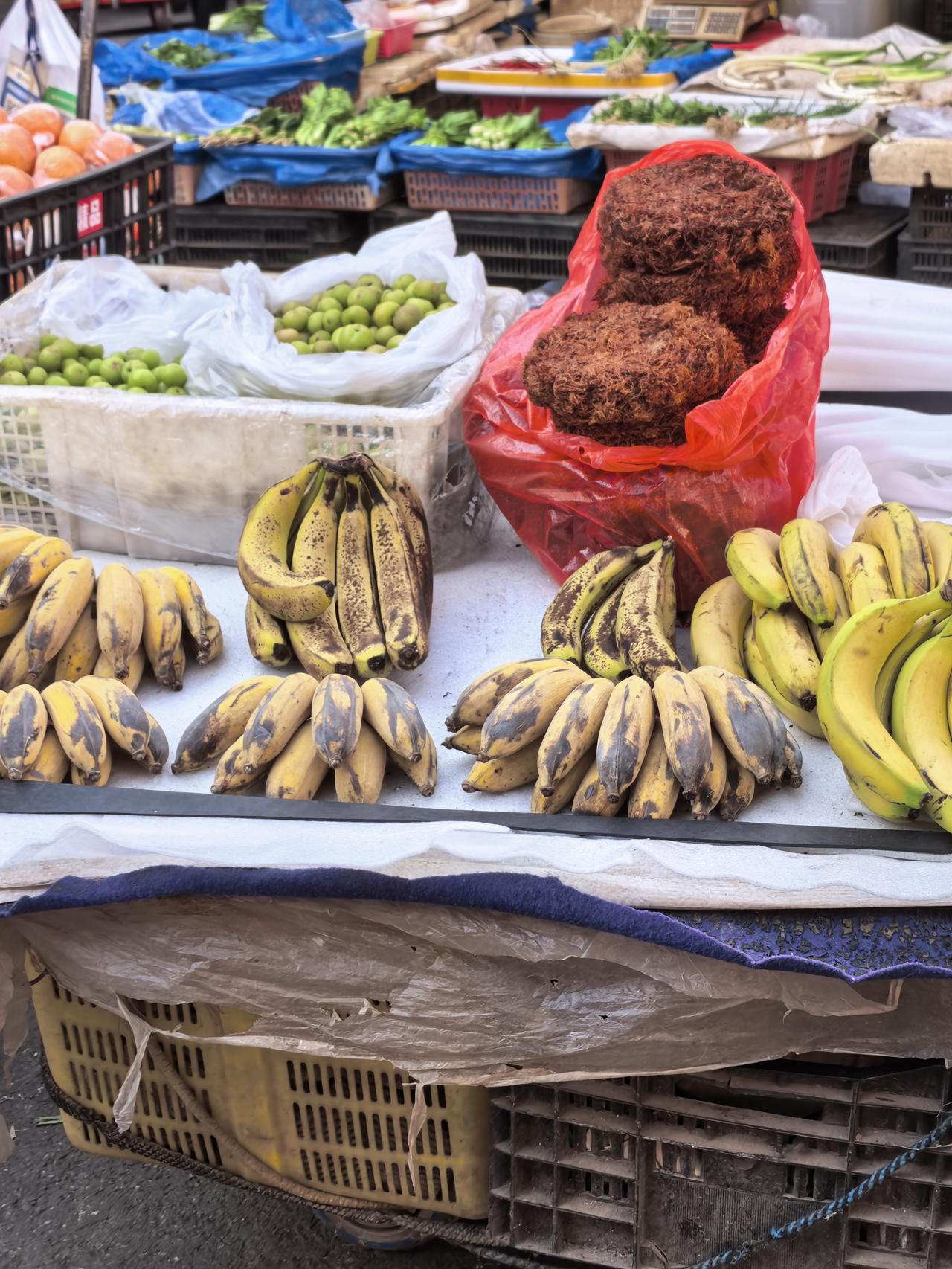 有谁知道这个红色袋子里的一饼一饼圆圆的，毛毛的是什么水果？我想全网找不出来吧！云
